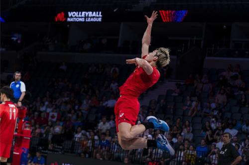 スパイクを放つ西田（C）FIVB