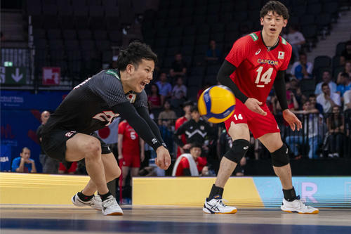 レシーブする山本。後ろは石川（C）FIVB