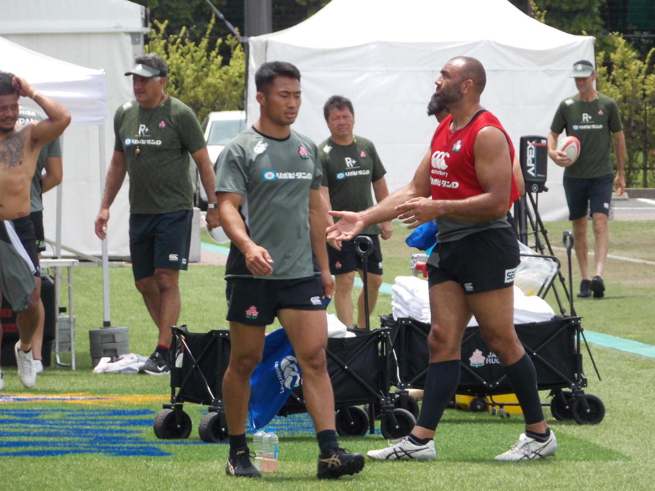 日本代表浦安合宿第2クール2日目、午前練習を終えてクラブハウスに戻るリーチ・マイケル（右から2人目）（撮影・松本航）