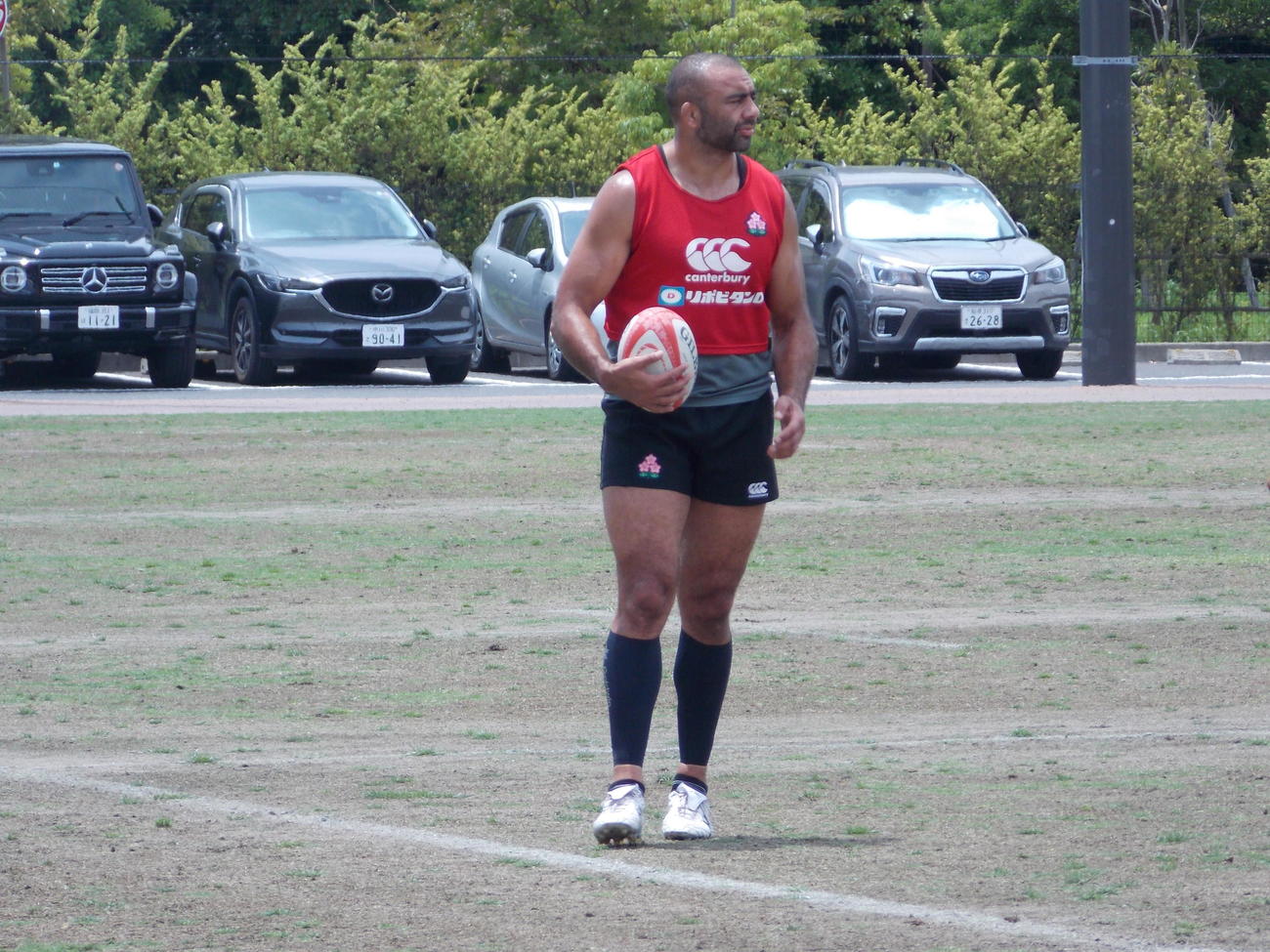 日本代表浦安合宿第2クール2日目、ボールを持つリーチ・マイケル（撮影・松本航）