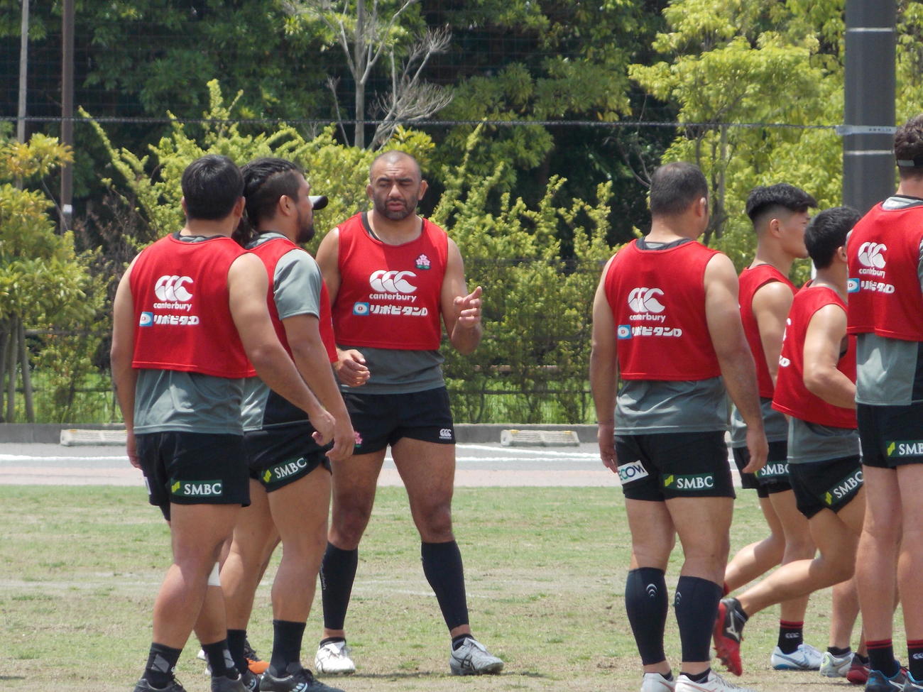 日本代表浦安合宿第2クール2日目、仲間と会話するリーチ・マイケル（中央）（撮影・松本航）