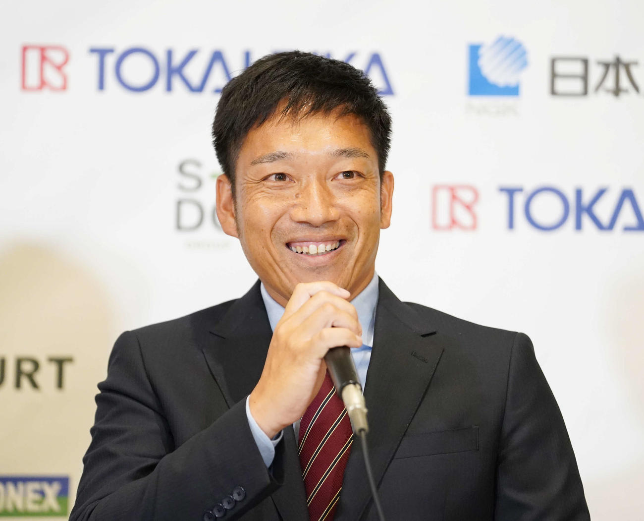 車いす全仏オープンで優勝したプロテニスプレーヤー小田の帰国会見に臨む一般社団法人トップアスリートグループの貝吹車いすテニス強化本部長（撮影・小沢裕）