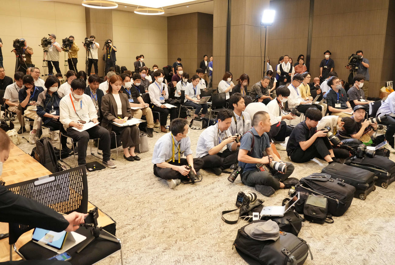 車いす全仏オープンで優勝したプロテニスプレーヤー小田の帰国会見には大勢の報道陣が詰め掛けた（撮影・小沢裕）