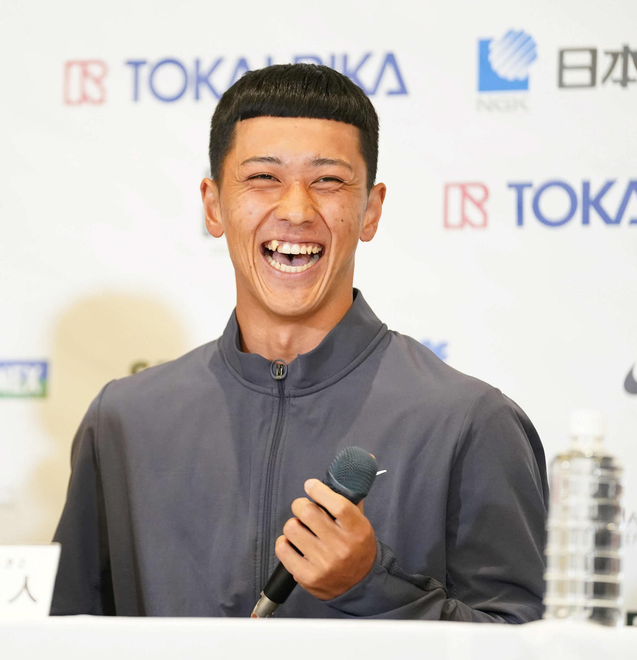 車いす全仏オープンで優勝し帰国会見の第一声で「世界ランキング1位の小田凱人です」と発言し大笑いするプロテニスプレーヤーの小田（撮影・小沢裕）