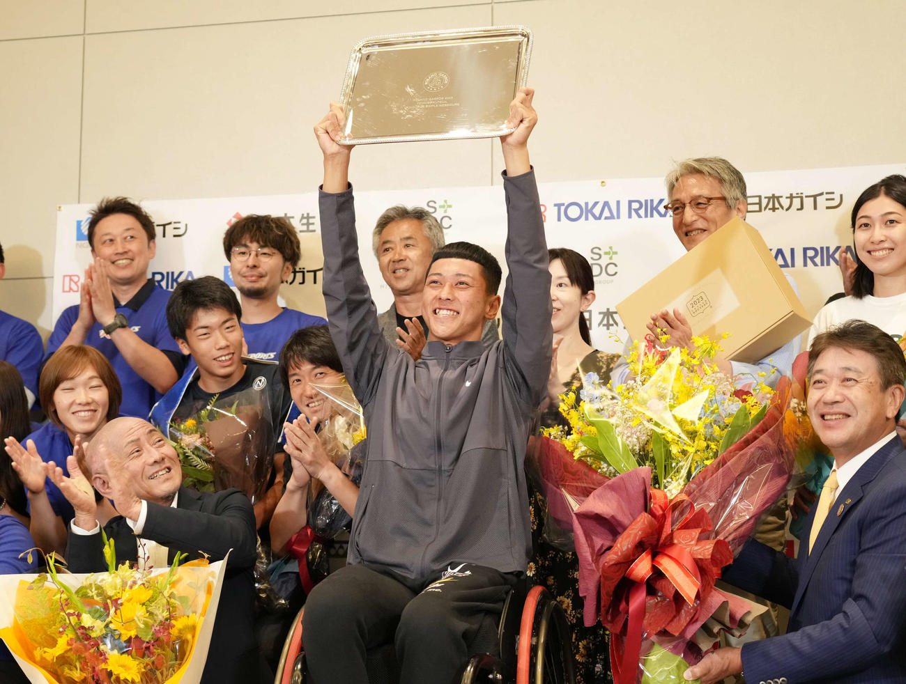 全仏オープンで優勝した車いすテニスの小田（中央）。帰国会見で関係者の祝福に笑顔（撮影・小沢裕）