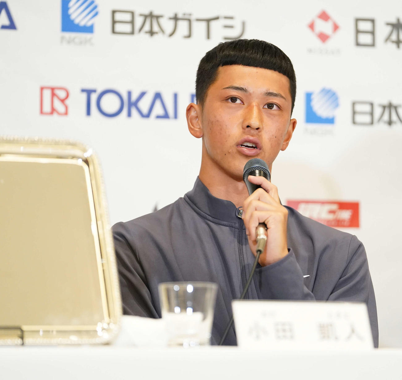 車いす全仏オープンで優勝し帰国会見に臨むプロテニスプレーヤーの小田（撮影・小沢裕）