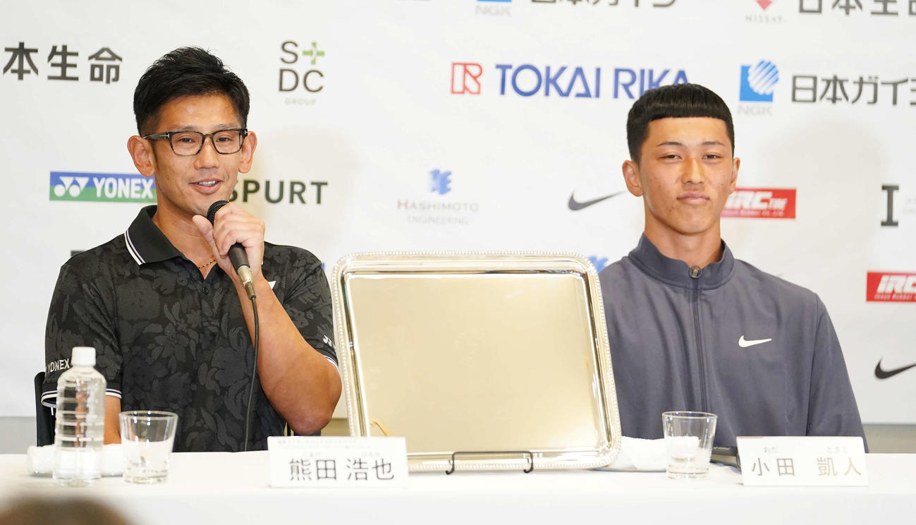 車いす全仏オープンで優勝し帰国会見に臨むプロテニスプレーヤー小田。左は熊田コーチ（撮影・小沢裕）