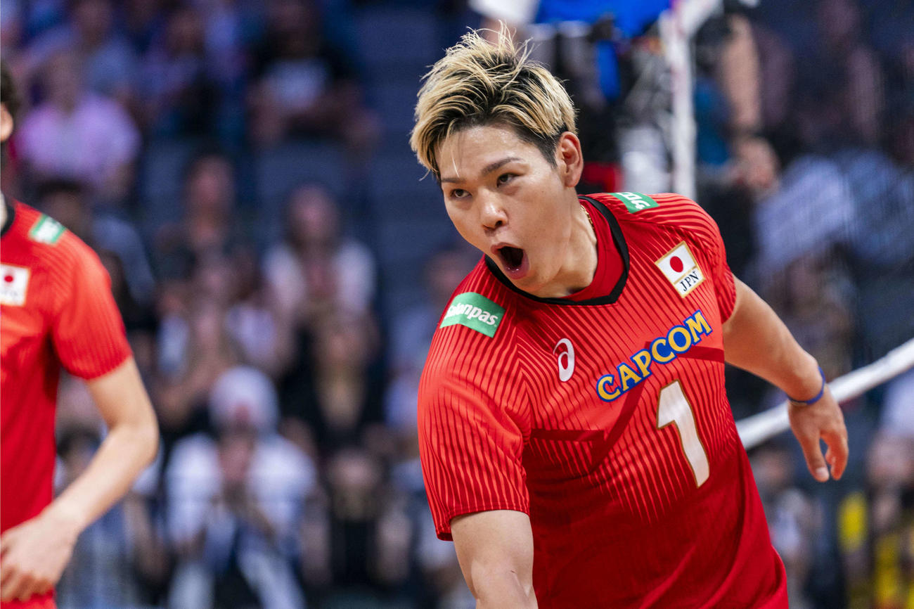 日本対カナダ　得点して喜ぶ西田（C）FIVB