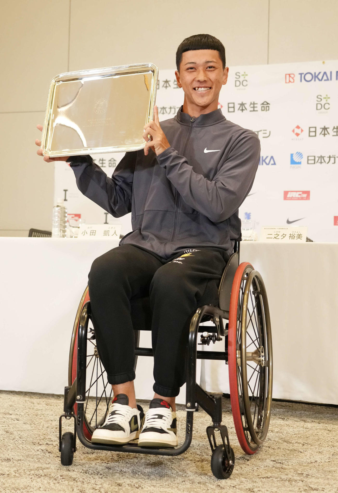 全仏オープンの優勝プレートを披露する車いすテニスの小田（撮影・小沢裕）