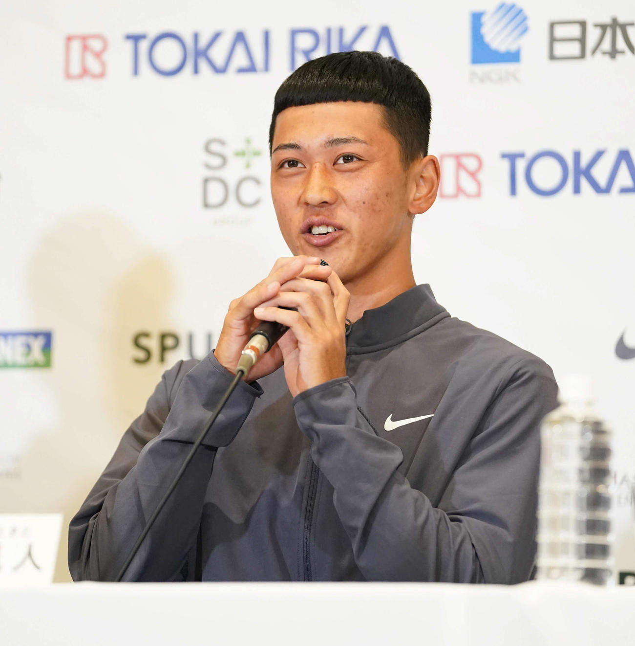 車いす全仏オープンで優勝し帰国会見の第一声で「世界ランキング1位の小田凱人です」と発言するプロテニスプレーヤーの小田（撮影・小沢裕）