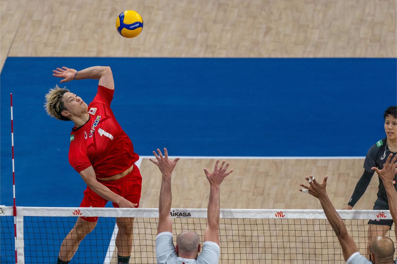 スパイクを放つ西田（C）FIVB