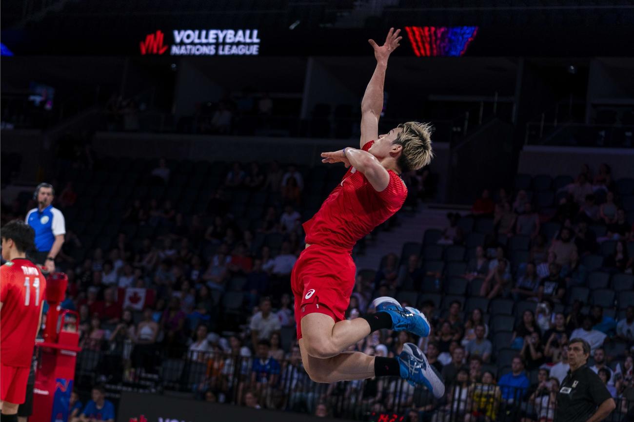 スパイクを放つ西田（C）FIVB