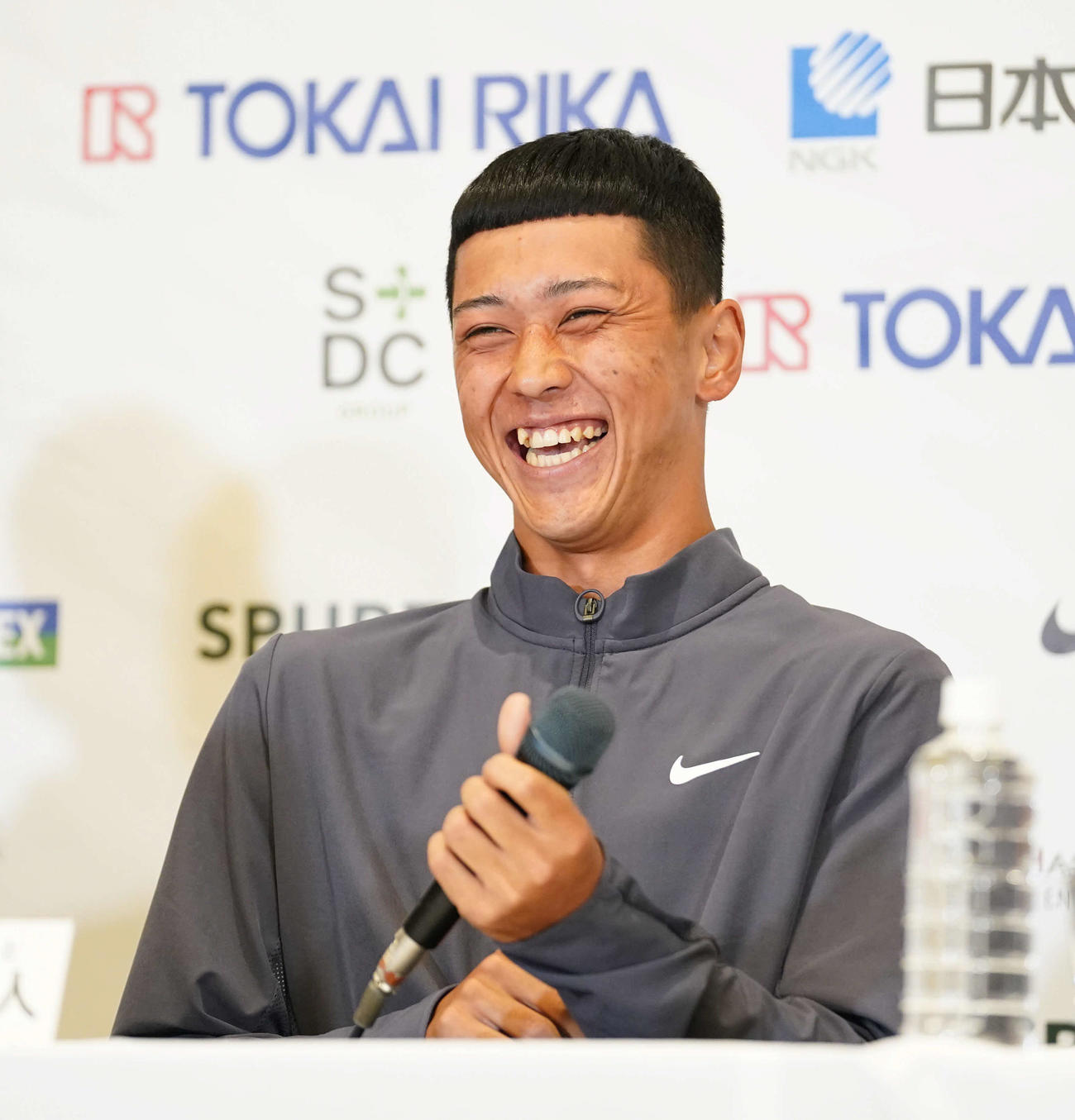 車いす全仏オープンで優勝し帰国会見の第一声で「世界ランキング1位の小田凱人です」と発言し大笑いするプロテニスプレーヤーの小田（撮影・小沢裕）