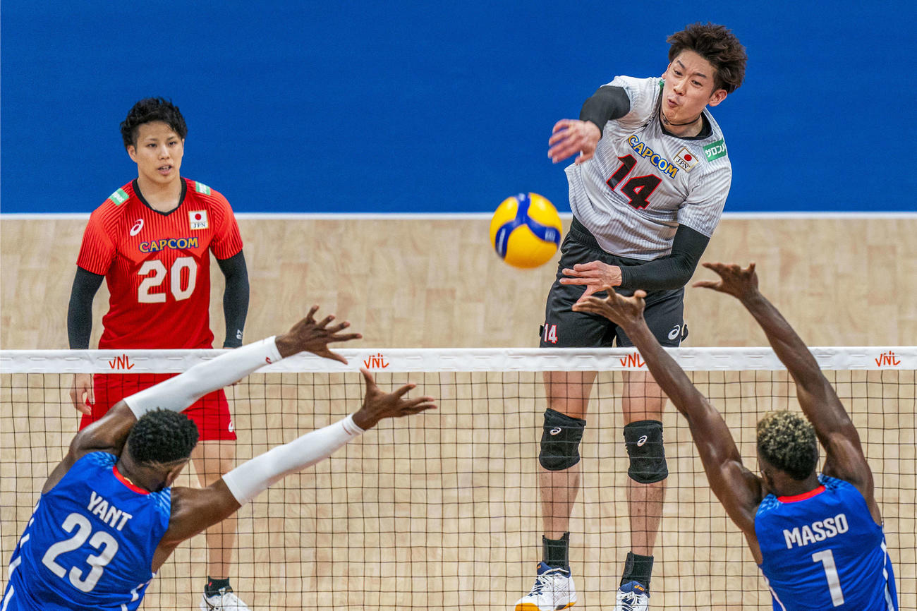 スパイクを放つ石川（C）FIVB