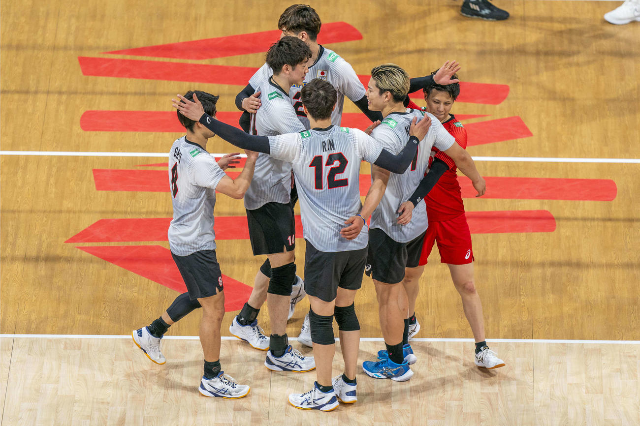 得点を喜ぶ左から関田、石川、小野寺、高橋藍、西田、山本（C）FIVB