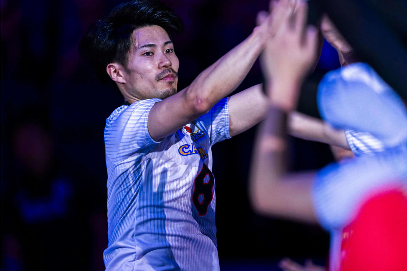 ハイタッチする関田（C）FIVB