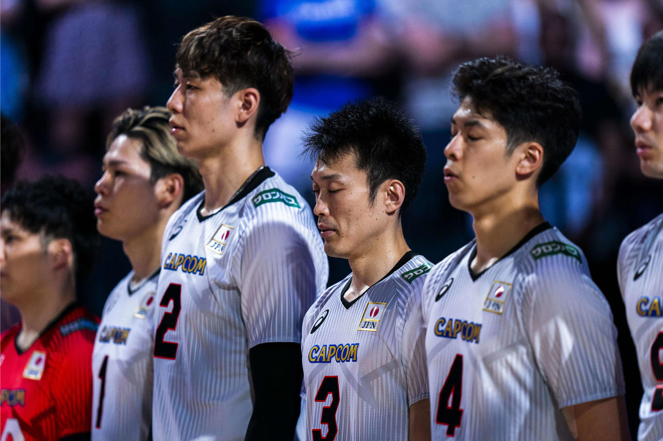 整列する左から山本、西田、小野寺、深津、宮浦（C）FIVB