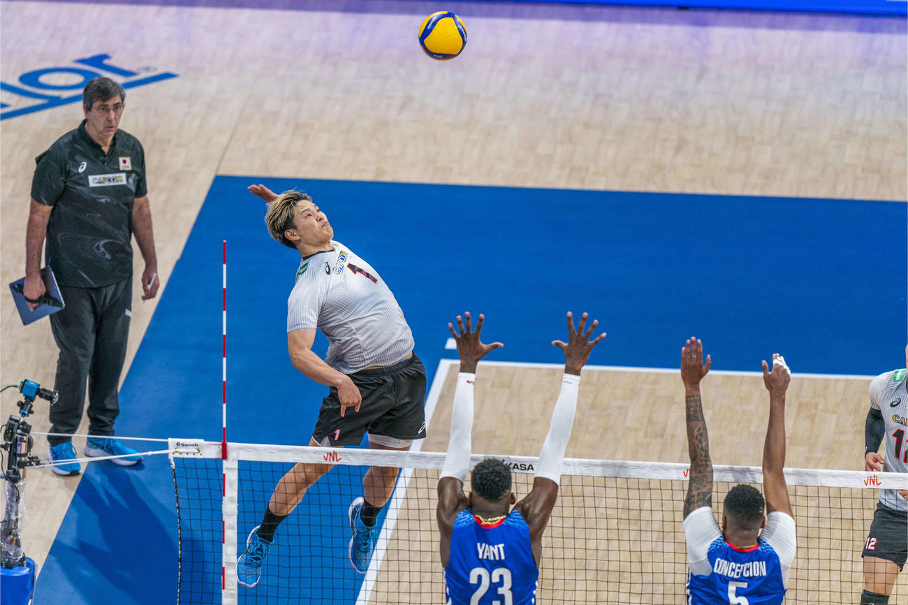 スパイクを放つ西田（C）FIVB