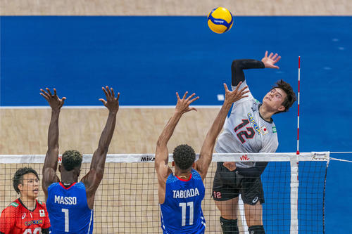 スパイクを放つ高橋（C）FIVB