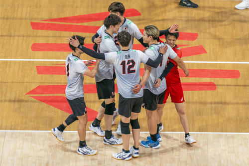 得点を喜ぶ左から関田、石川、小野寺、高橋藍、西田、山本（C）FIVB