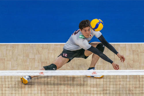 レシーブする高橋（C）FIVB