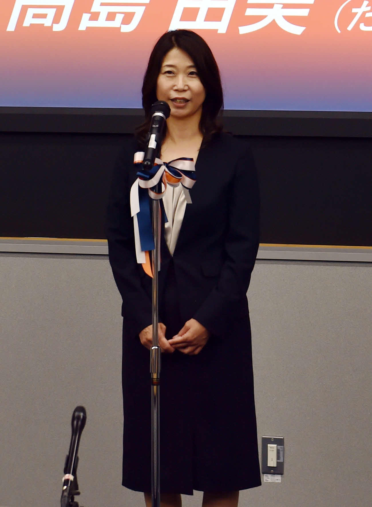 新体制発表会見であいさつするアランマーレ秋田・高島部長（撮影・相沢孔志）