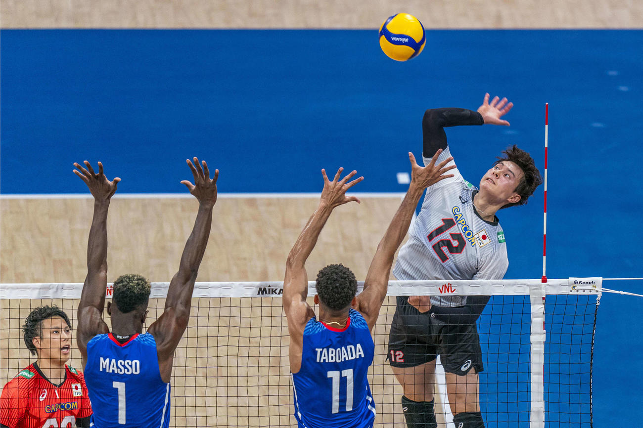 スパイクを放つ高橋（C）FIVB