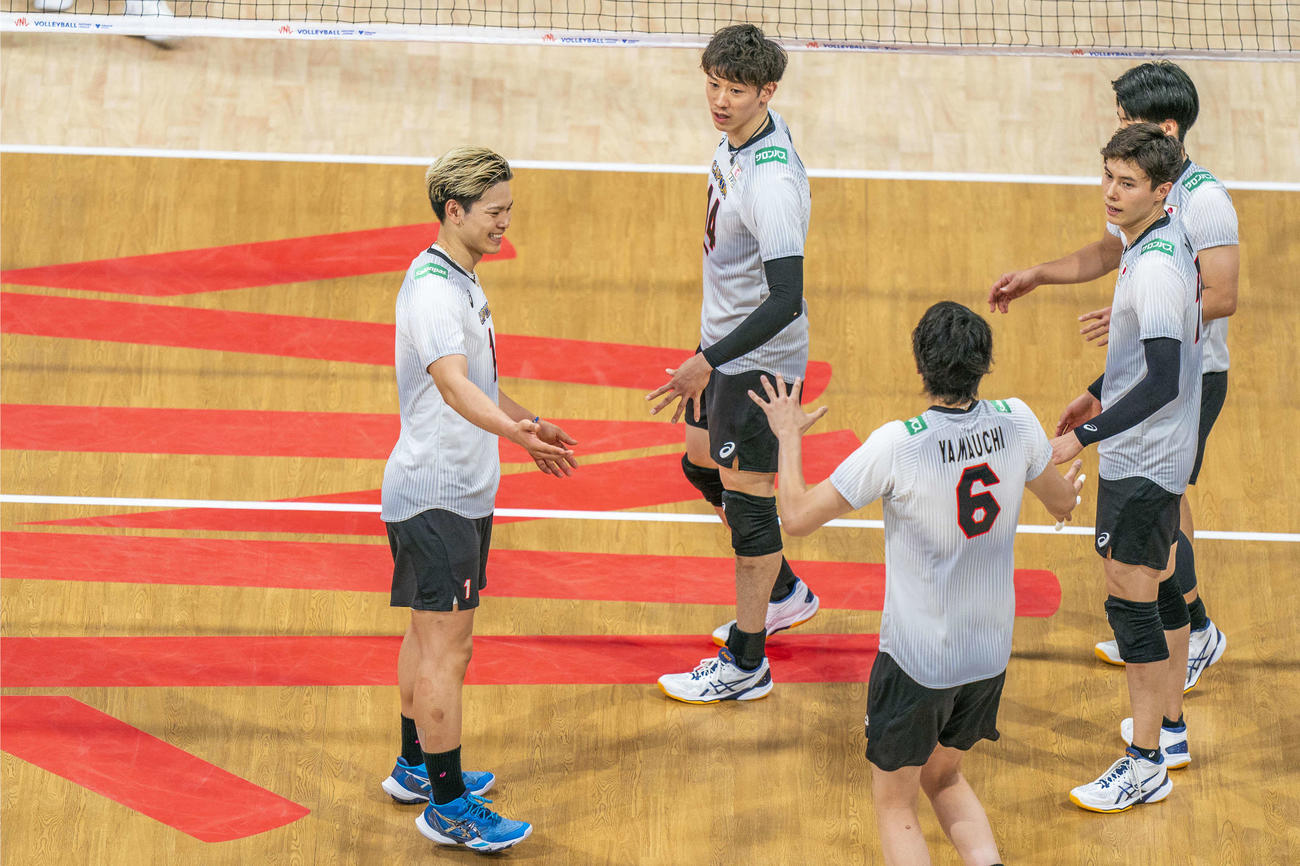 得点を喜ぶ左から西田、石川、山内、高橋藍、関田（C）FIVB