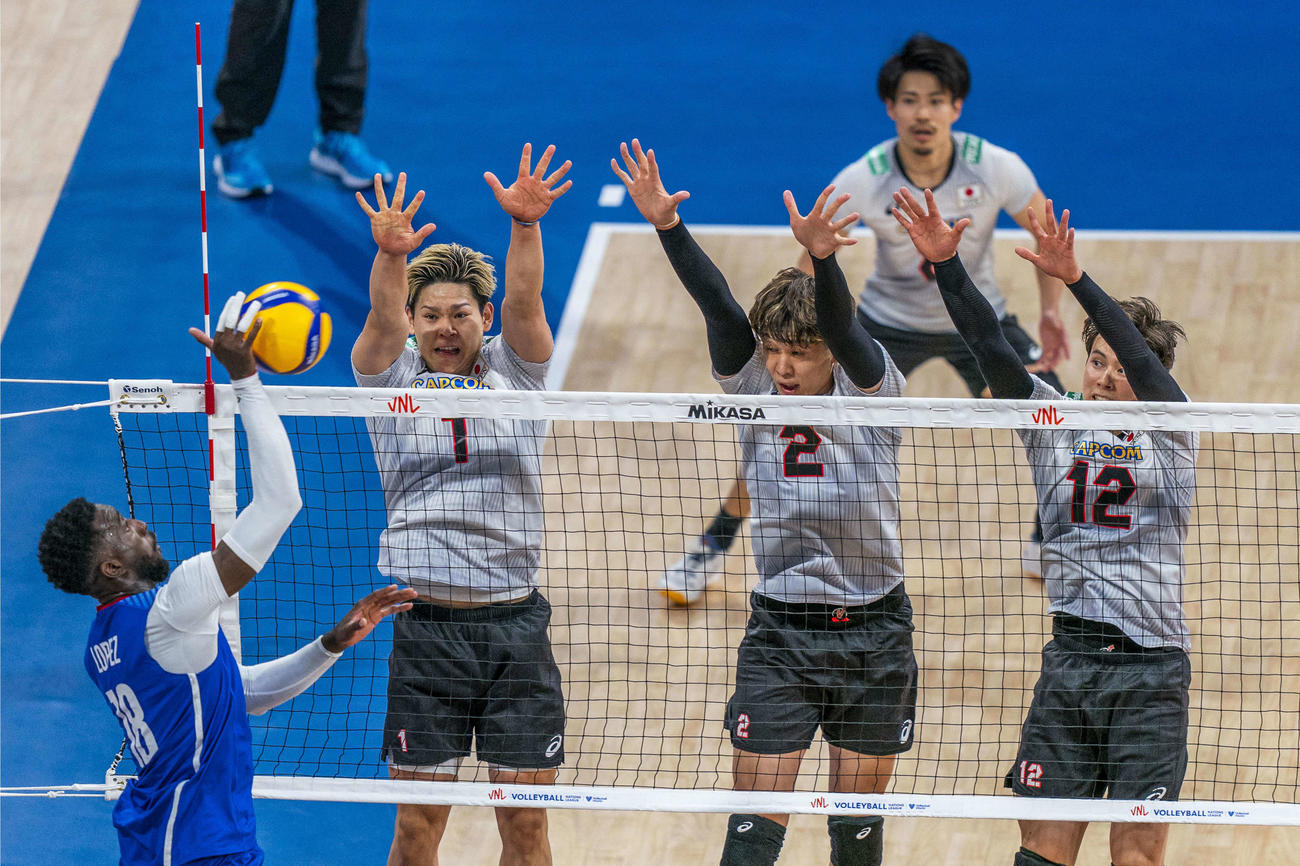 ブロックに跳ぶ、左から西田、小野寺、高橋藍（C）FIVB