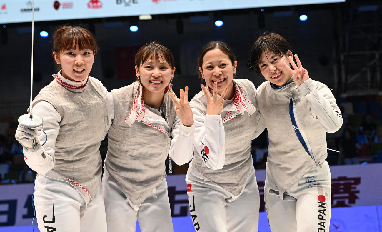 フェンシングのアジア選手権で3連覇した女子フルーレ団体の日本代表。左から上野優佳、東晟良、菊池小巻、宮脇花綸（日本協会提供）