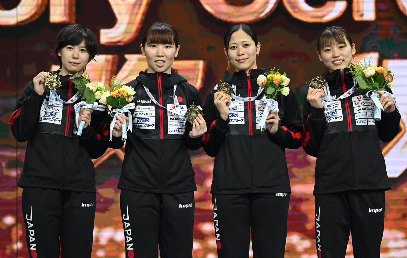 フェンシングのアジア選手権で3連覇した女子フルーレ団体の日本代表。左から宮脇花綸、上野優佳、菊池小巻、東晟良（日本協会提供）