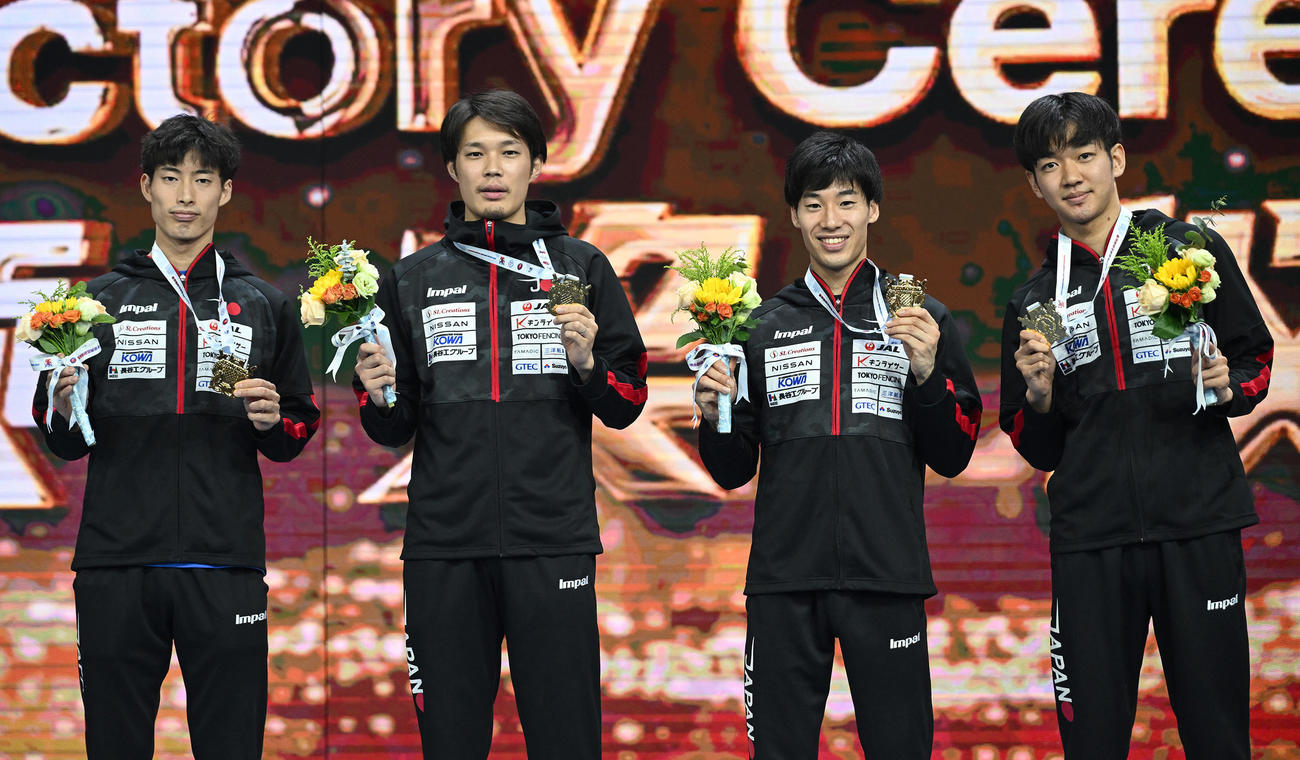 フェンシングのアジア選手権で優勝した男子エペ団体の日本代表。左から古俣聖、山田優、加納虹輝、松本龍（日本協会提供）