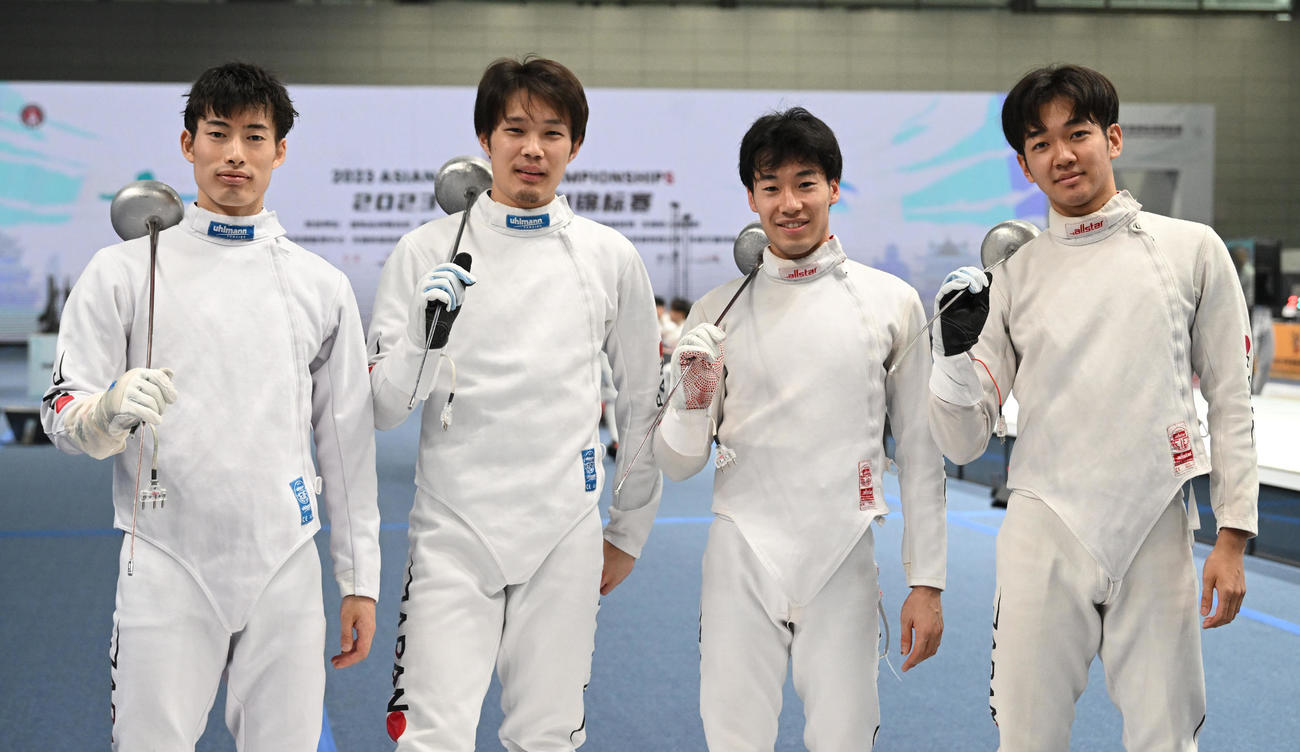 フェンシングのアジア選手権で優勝した男子エペ団体の日本代表。左から古俣聖、山田優、加納虹輝、松本龍（日本協会提供）