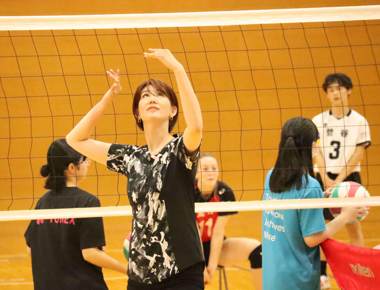 実技指導でボールを上げる栗原恵さん