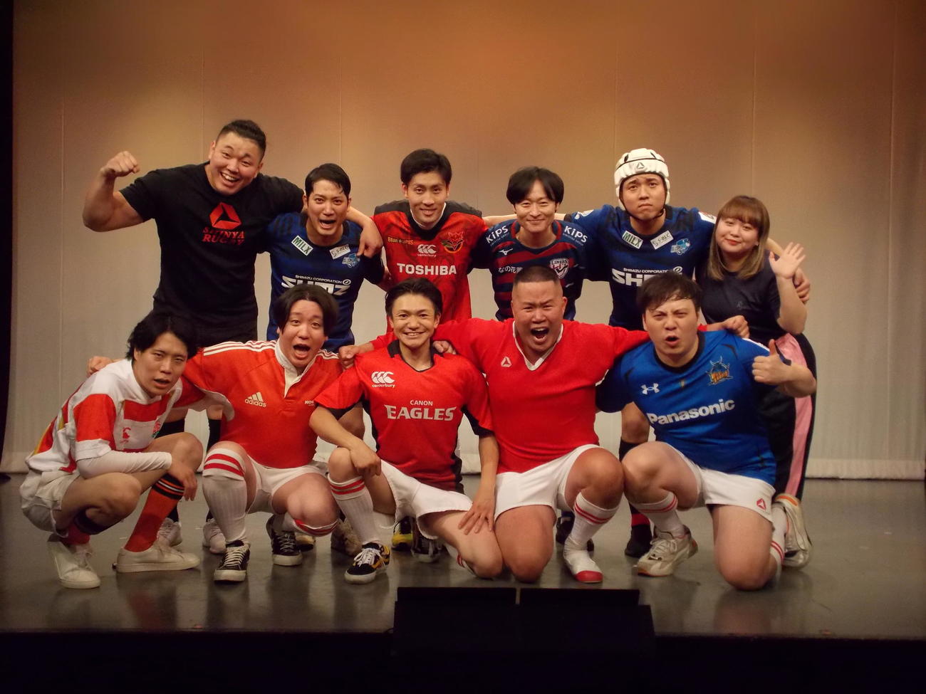 「神保町レッドウォリアーズ2」を終えて笑顔を見せるしんや（前列右から2人目）、和牛の川西（後列右から3人目）ら出演者（撮影・松本航）