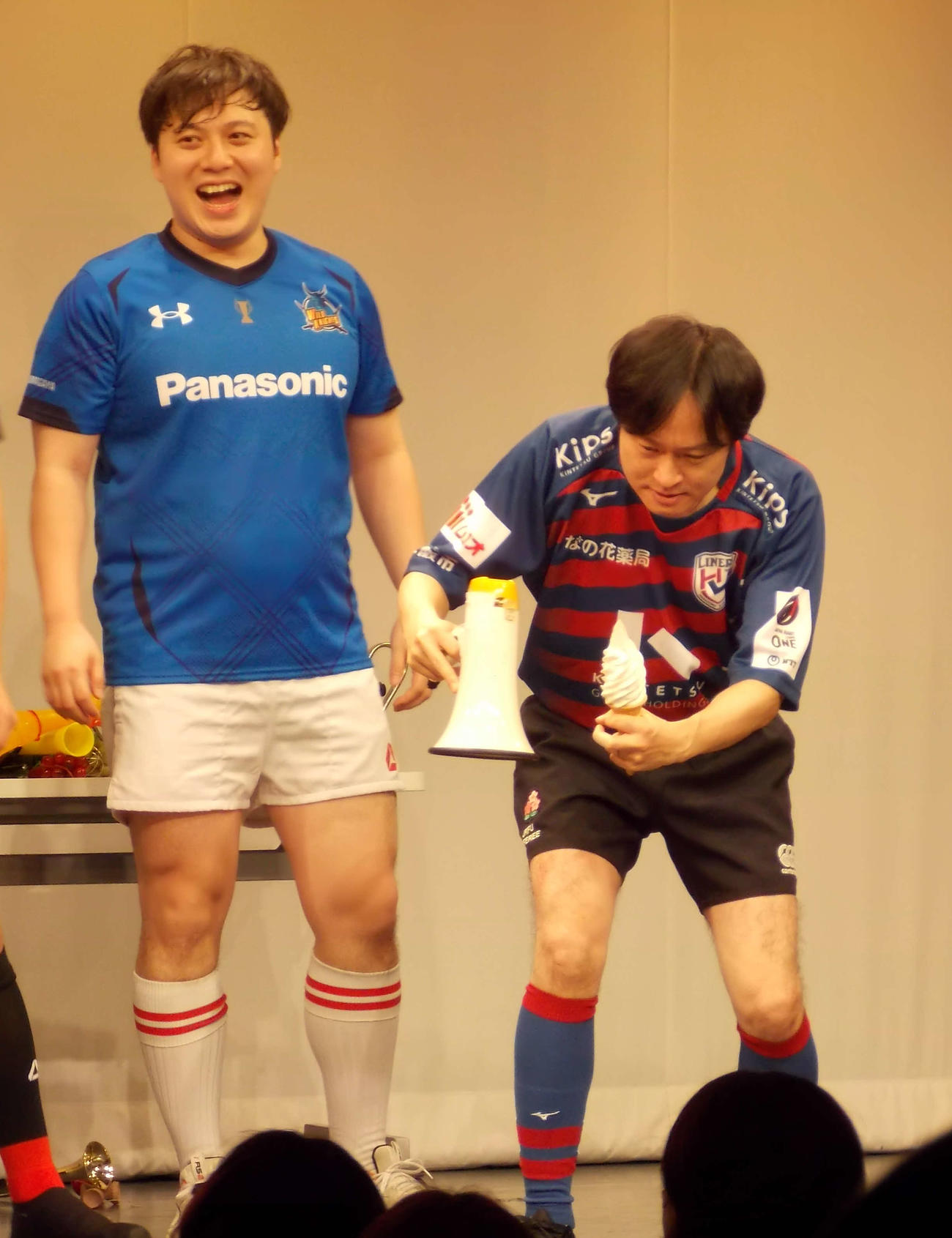 神保町レッドウォリアーズ2の「ジャッカルモノボケ」でネタを披露する和牛の川西（右）（撮影・松本航）