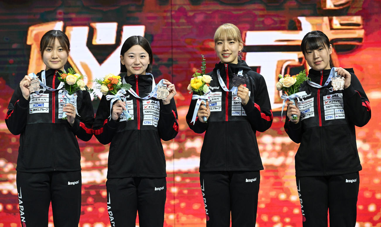 フェンシングのアジア選手権で団体3位の女子サーブル日本代表。左から尾崎世梨、高嶋理紗、江村美咲、福島史帆実（日本協会提供）