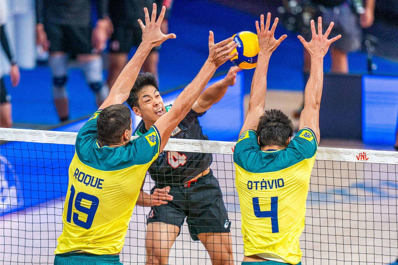 スパイクを放つ宮浦（C）FIVB