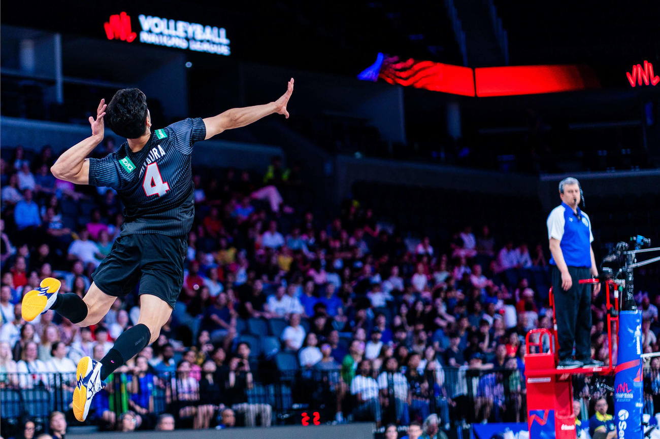 スパイクを放つ宮浦（C）FIVB