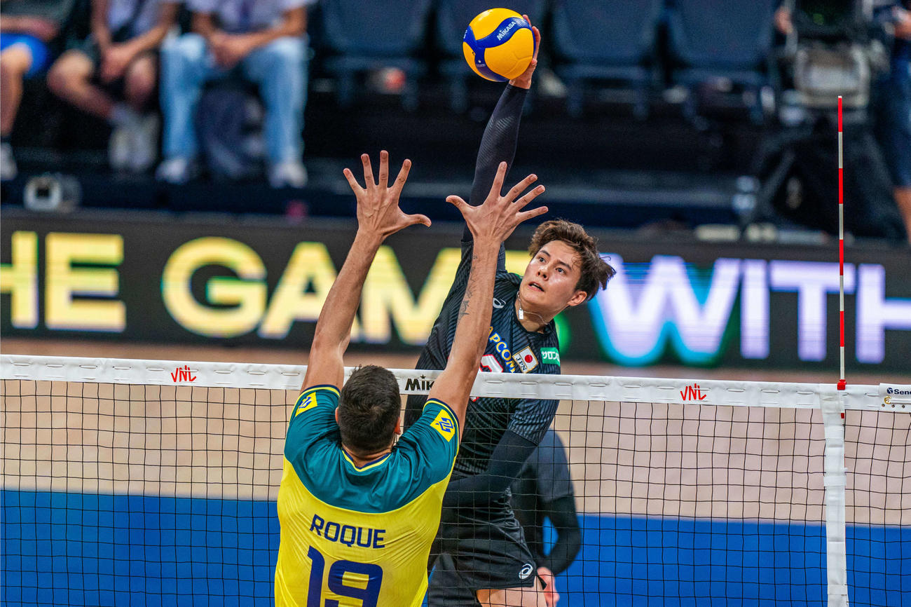 スパイクを放つ高橋（C）FIVB