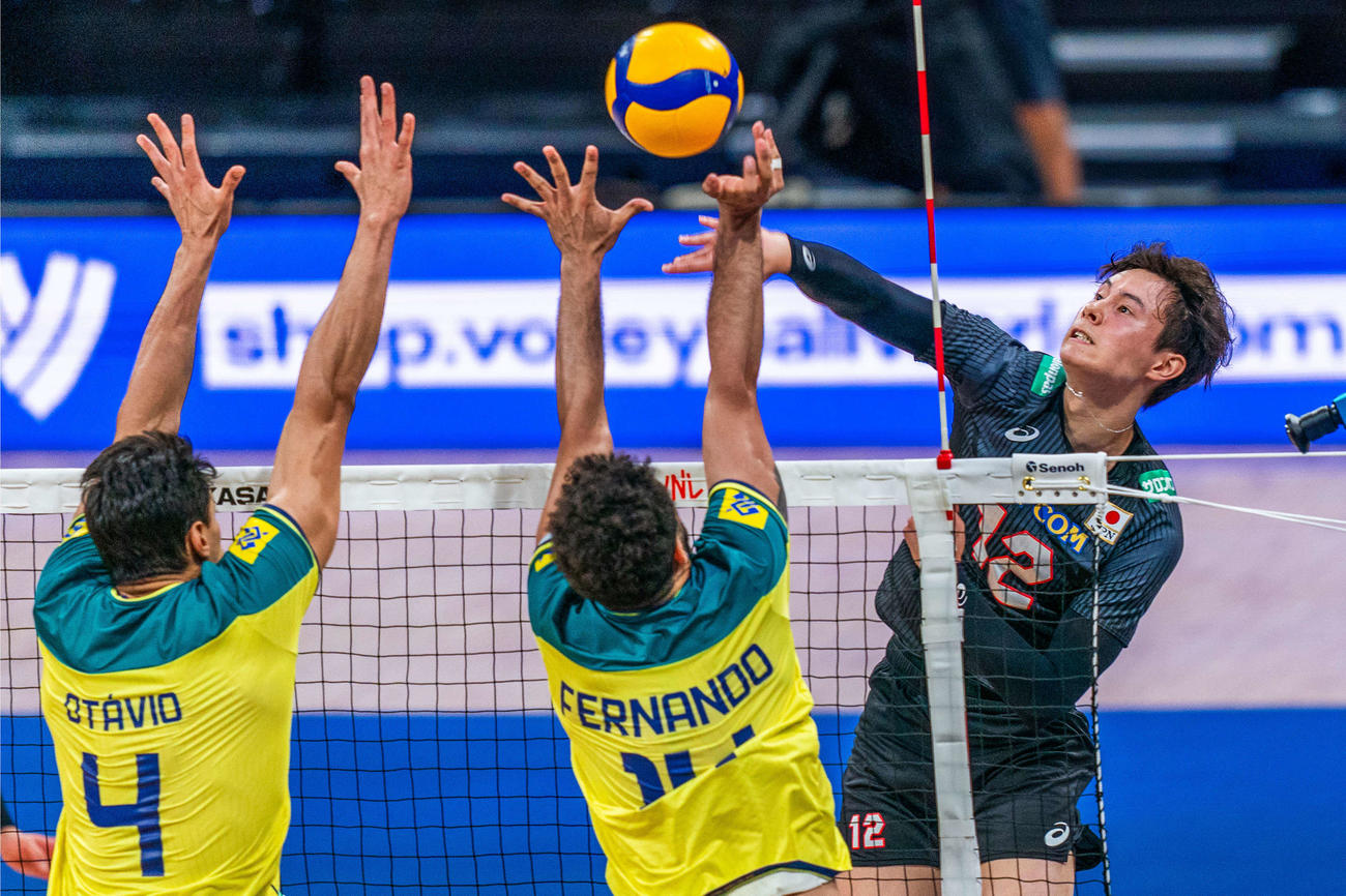 日本対ブラジル　スパイクを放つ高橋コピーライトFIVB