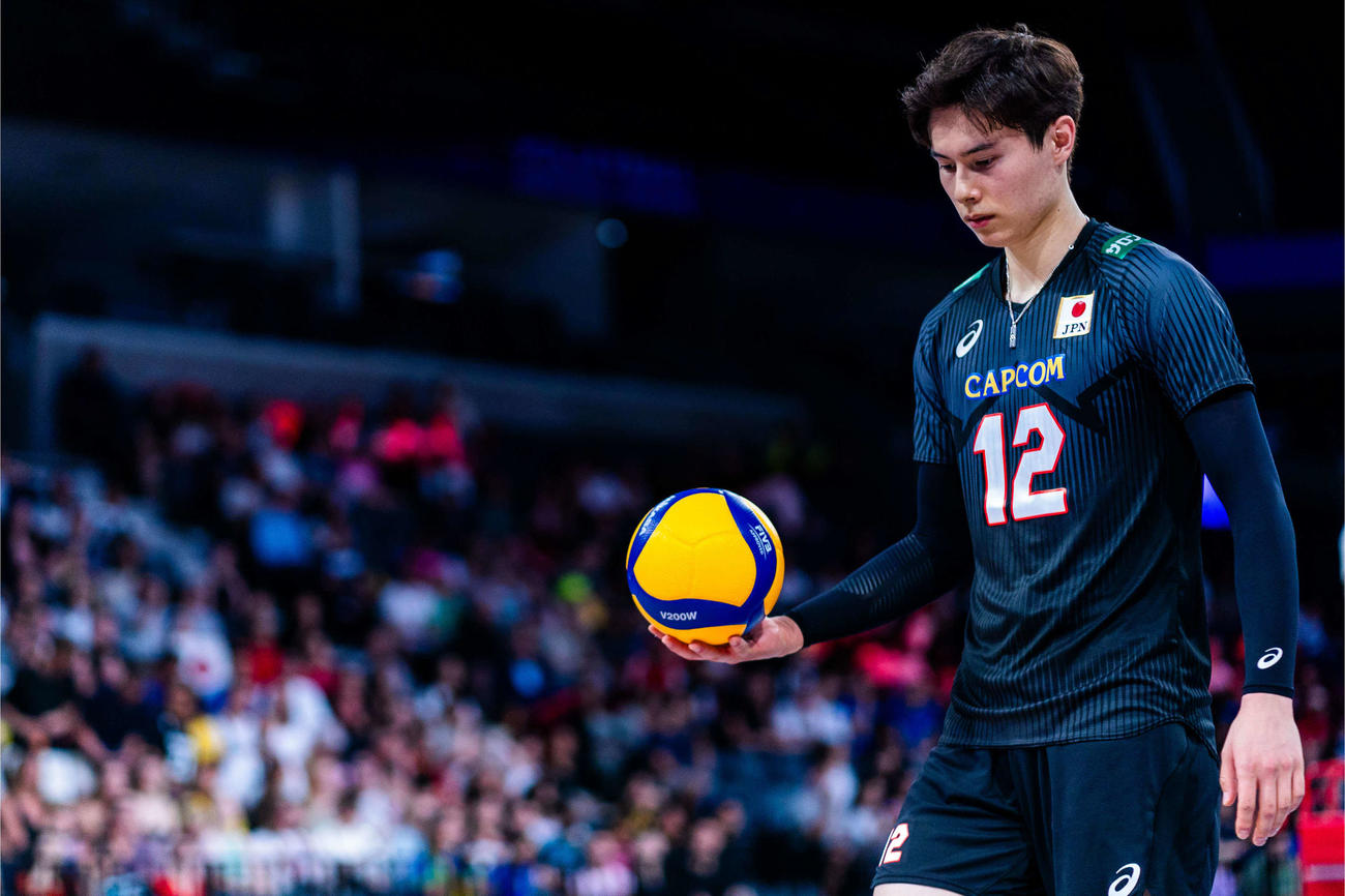 サーブに臨む高橋（C）FIVB
