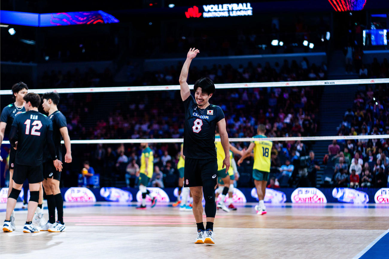 拳を突き上げる関田（C）FIVB