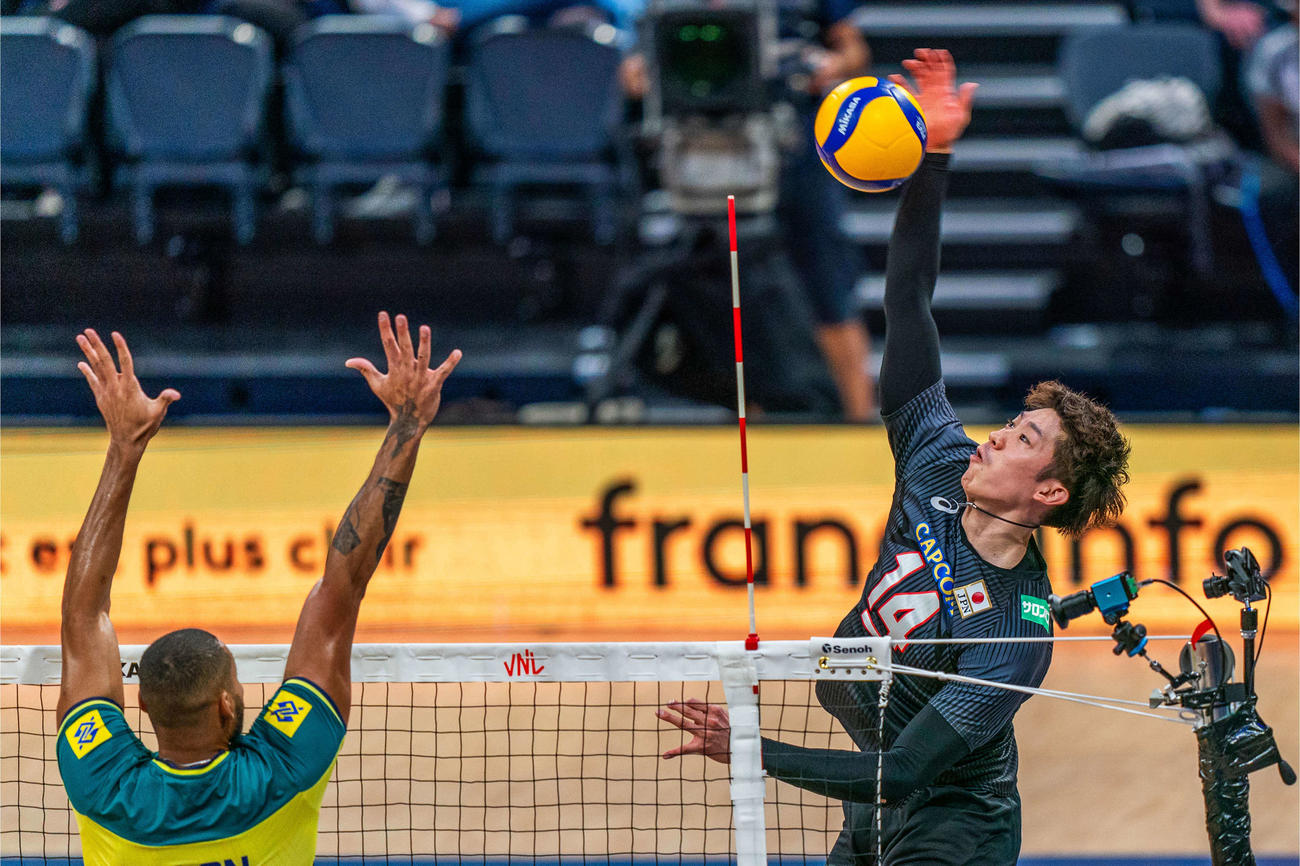 スパイクを放つ石川（C）FIVB