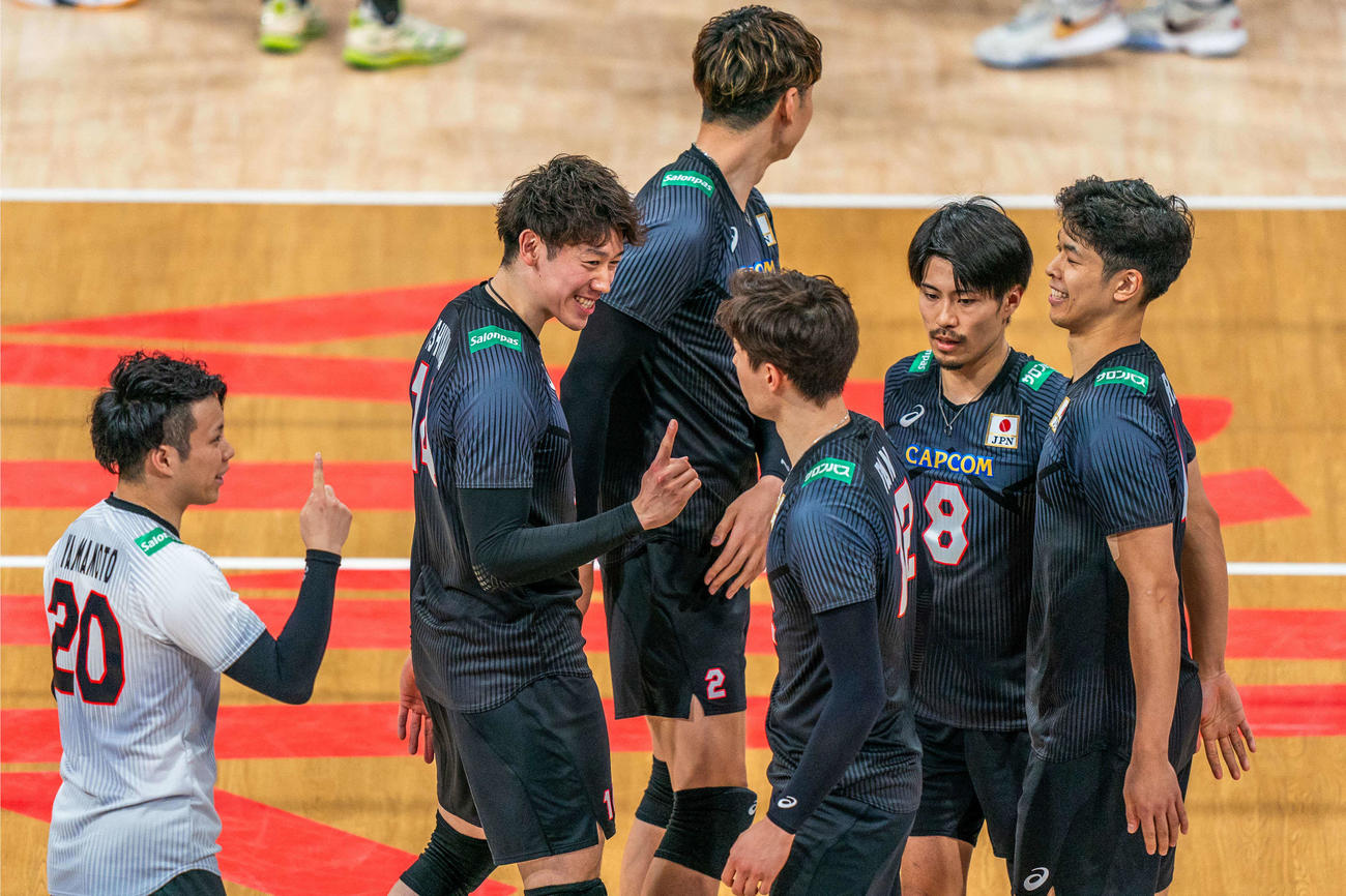 得点を喜ぶ石川（左から2番目）コピーライトFIVB