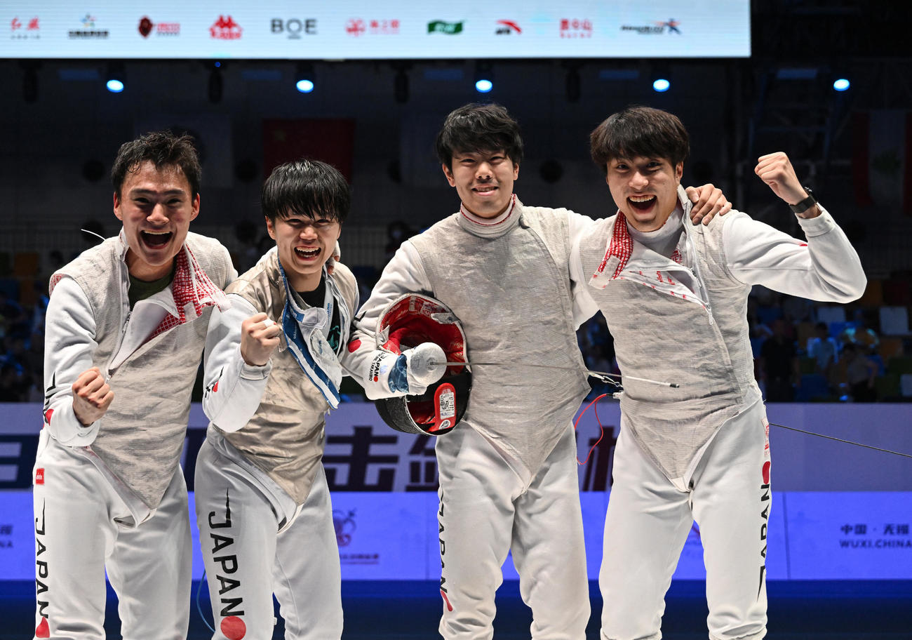 フェンシングのアジア選手権で団体3連覇を遂げた男子フルーレ日本代表。左から松山恭助、飯村一輝、敷根崇裕、鈴村健太（日本協会提供）