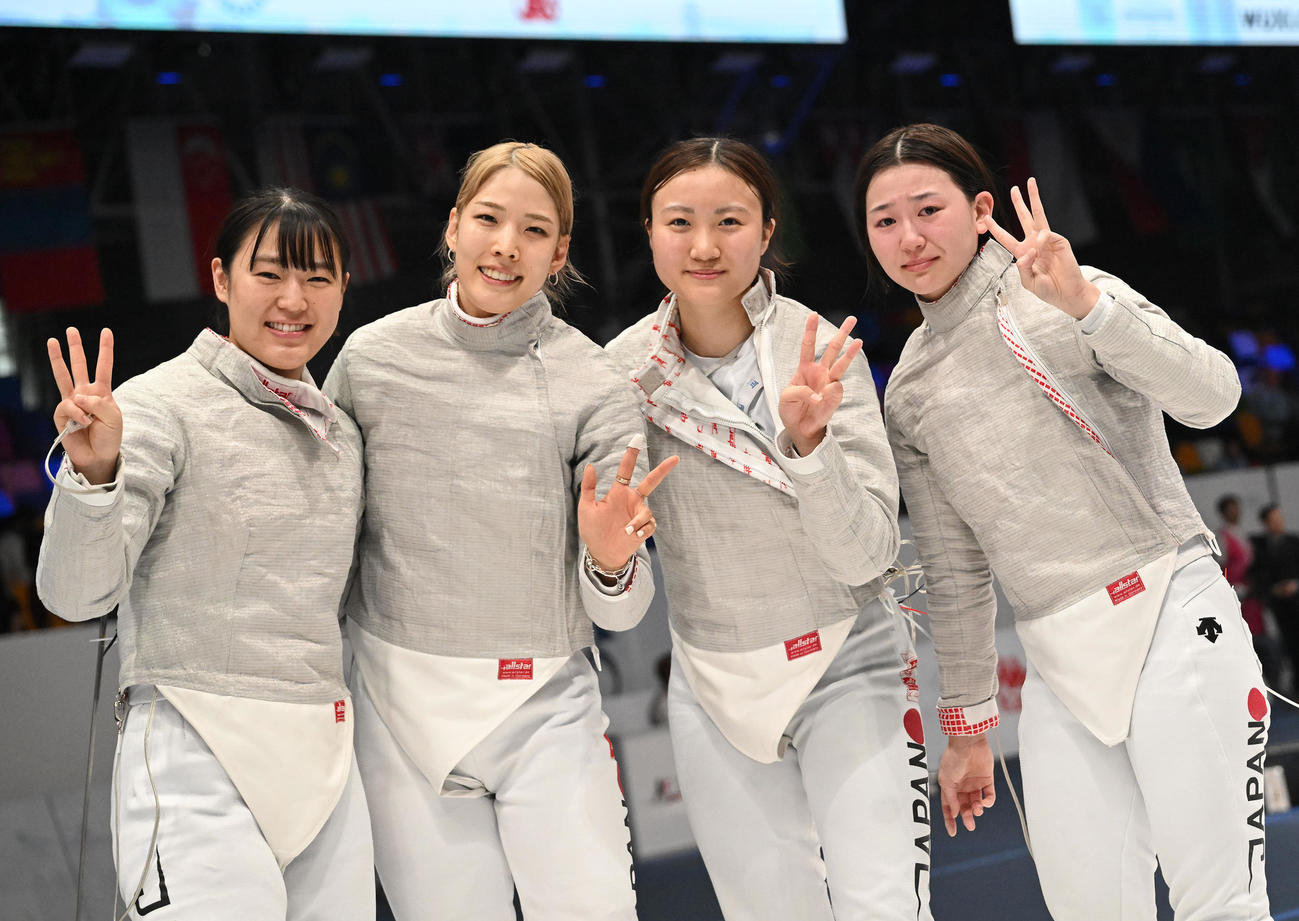 フェンシングのアジア選手権で団体3位の女子サーブル日本代表。左から福島史帆実、江村美咲、尾崎世梨、高嶋理紗（日本協会提供）