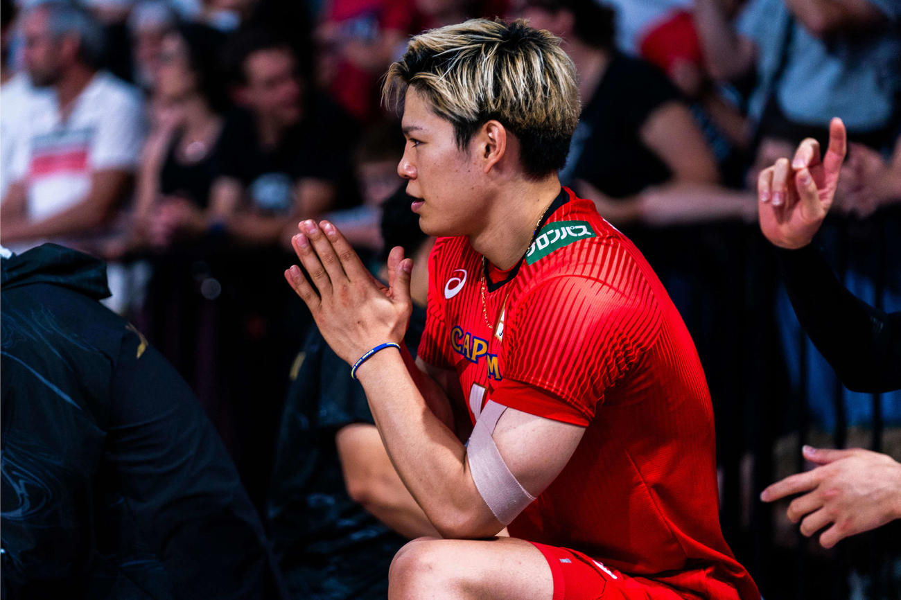 ベンチで祈る西田（C）FIVB