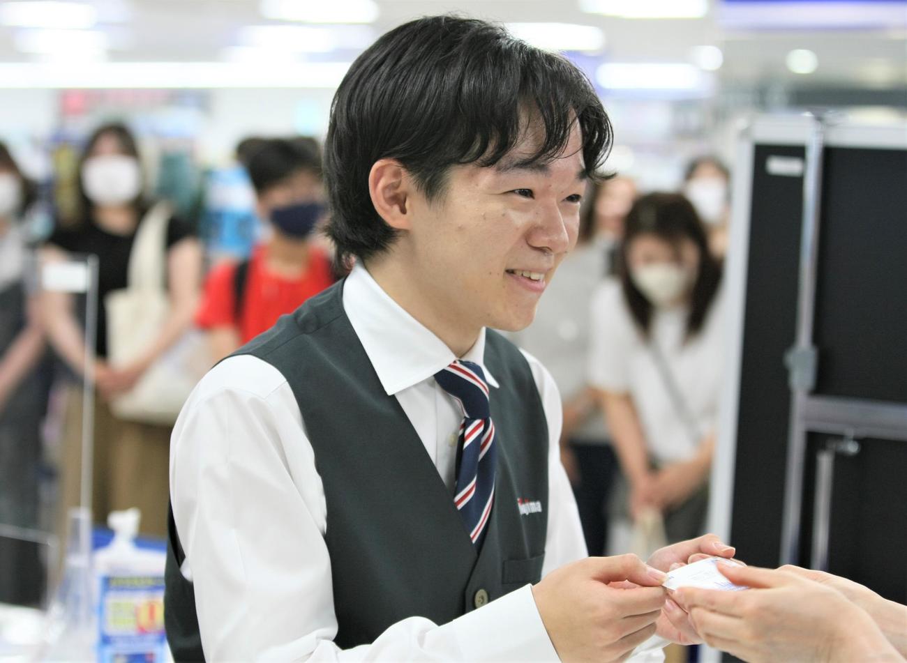 家電量販店「ノジマ」でトークショー＆1日店長イベントを開催し、ファンに名刺を手渡す鍵山（撮影・藤塚大輔）