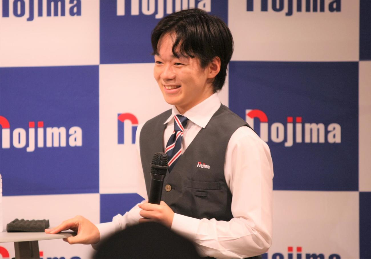 家電量販店「ノジマ」でトークショー＆1日店長イベントを開催した鍵山（撮影・藤塚大輔）